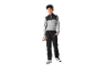 Un garçon portant des vêtements de sport gris et noir.