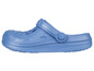Des sabots en plastique bleus avec une sangle.