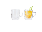 Mug en verre à double paroi vide et un avec boisson au citron et citronnelle.