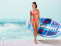 Une femme en bikini avec une planche de paddle surf Mistral