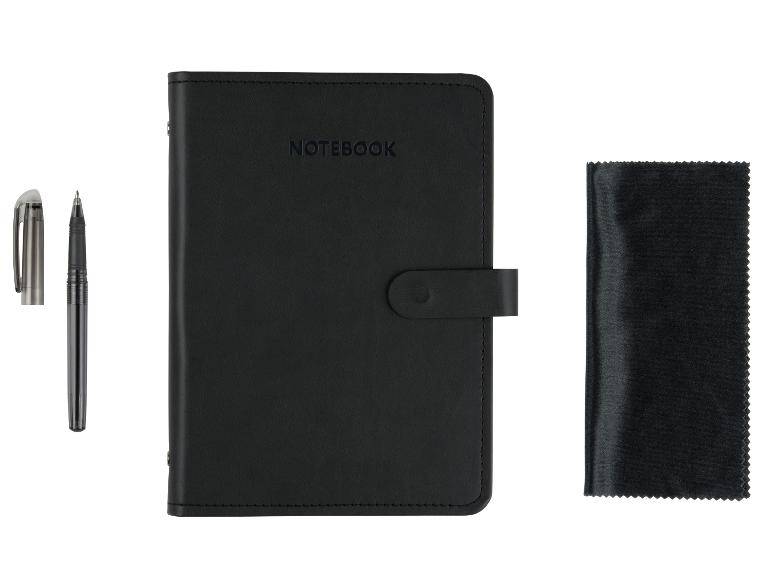 Carnet noir, stylos et chiffon de nettoyage.
