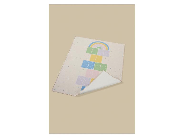 Tapis pour enfants avec motif de marelle et arc-en-ciel sur fond beige.