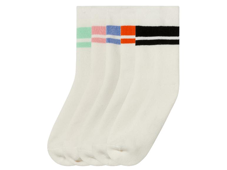 Quatre paires de chaussettes blanches avec des rayures colorées.
