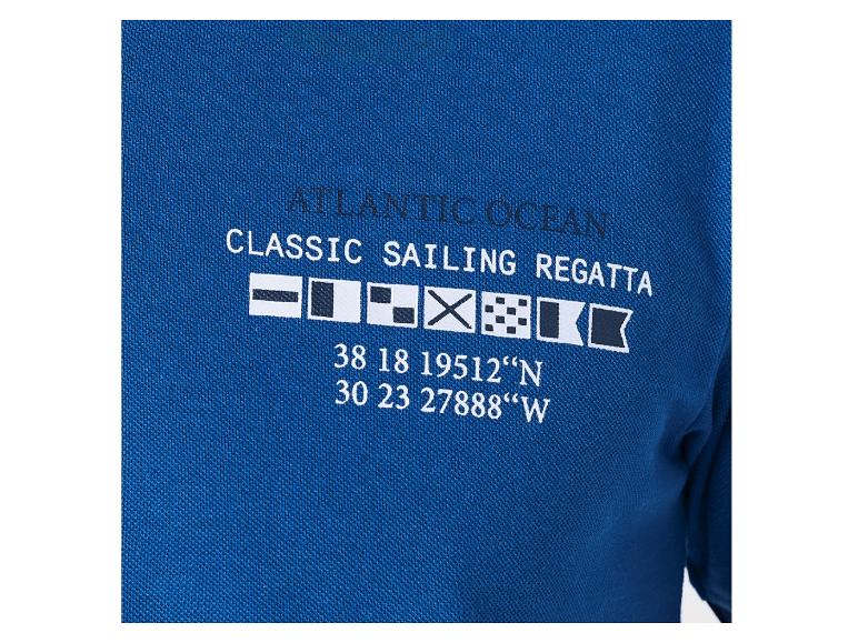 Un t-shirt bleu avec le texte 'Atlantic Ocean Classic Sailing Regatta' et des drapeaux de navigation.