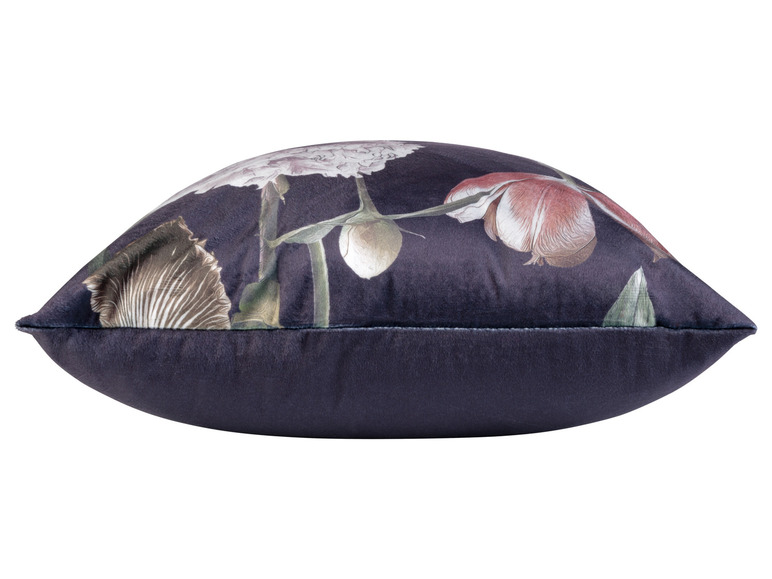 Un coussin bleu foncé avec un motif floral