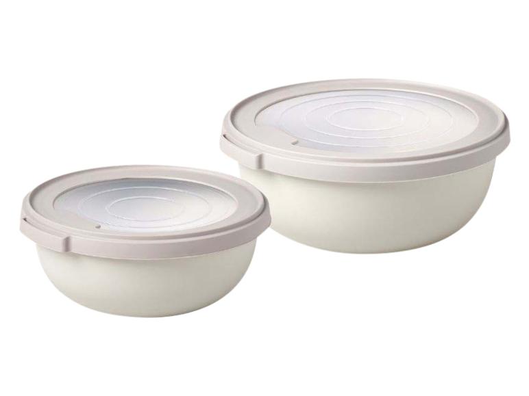 Deux bols de cuisine crème avec couvercles gris, un grand et un petit.