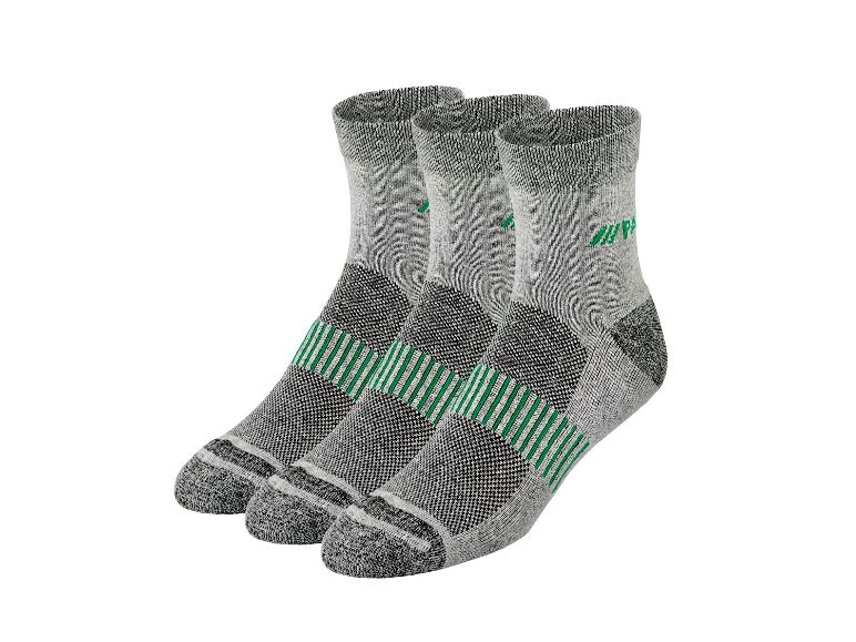 Trois paires de chaussettes grises avec des détails verts.