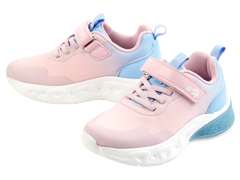 Chaussures de sport roses et bleues pour enfants avec des fermetures auto-agrippantes.