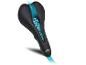 Selle de vélo noire avec canal de ventilation bleu et surface perforée.