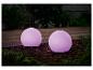 Deux lampes sphériques lumineuses pour l'extérieur, ambiance violette.