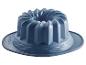 Un moule à cake en silicone bleu.