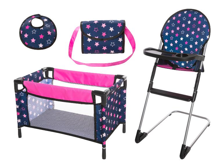 Un lit bébé, une chaise haute et des accessoires à motifs d'étoiles.