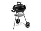 Un barbecue noir avec des roues et une table latérale.