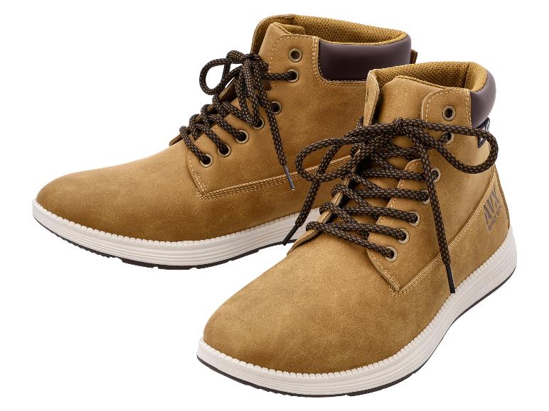 Paire de bottes pour hommes en daim marron avec lacets noirs et semelles blanches.