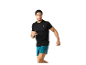 Homme courant en t-shirt noir et short bleu.