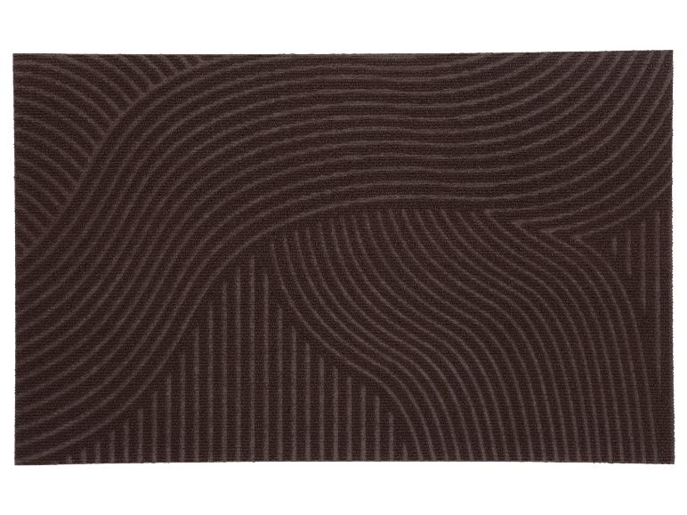 Tapis marron avec un motif de lignes ondulées et verticales