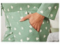Pantalon de pyjama vert avec un imprimé de coeurs blancs.