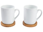 Deux tasses blanches sur des sous-tasses en bois.