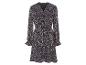 Une robe noire à manches longues avec un imprimé floral.
