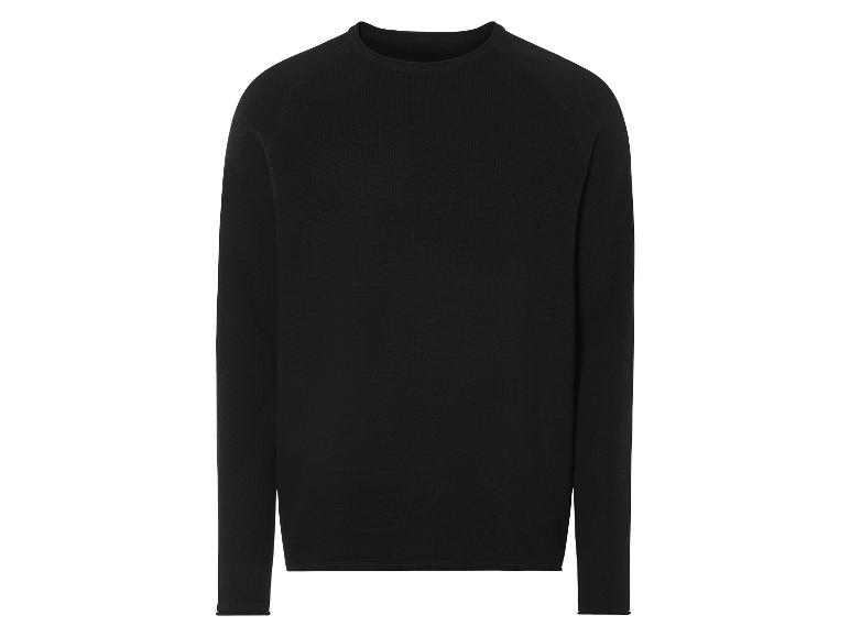 Un pull noir à manches longues.