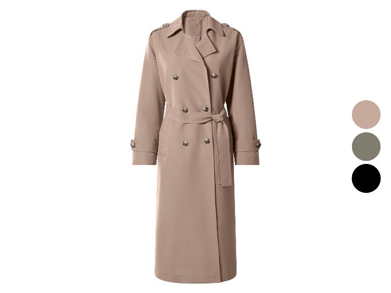Trench-coat long beige à double boutonnage avec ceinture et boutons marron.