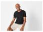 T-shirt noir et shorts beiges pour homme.