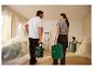 Un couple transporte des outils Parkside dans une maison en rénovation.