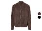 Une veste bomber en daim marron.