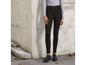 Une femme porte un legging noir et des chaussures noires.