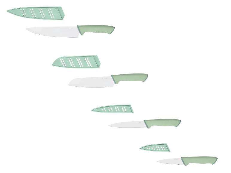 Couteaux de cuisine verts avec lames blanches et étuis de protection assortis.