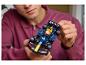 Un homme tient une voiture de course jouet bleue et jaune avec le logo « BYBIT ».