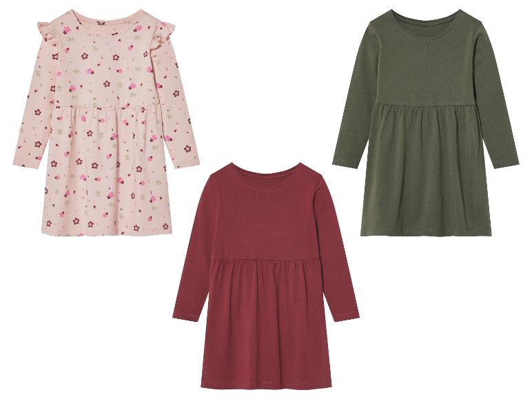 Trois robes à manches longues pour filles.