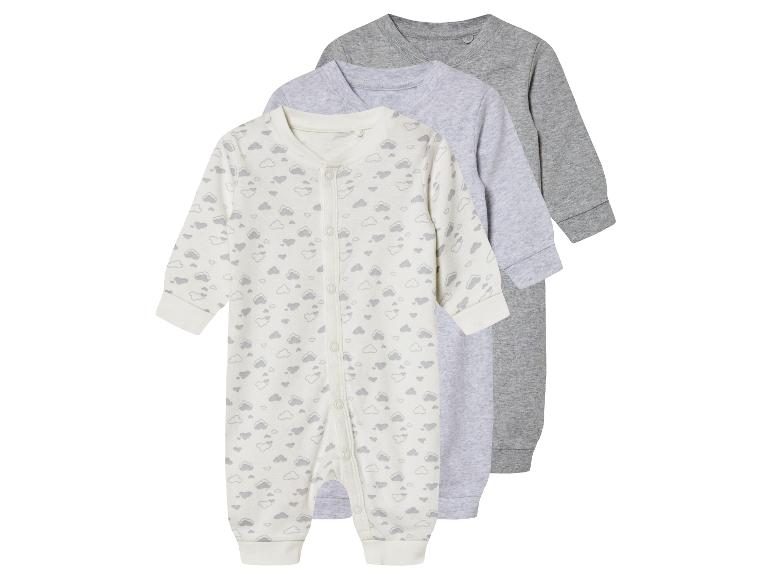 Trois pyjamas bébé : un imprimé nuages, deux unis gris.