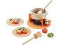 Service à fondue en bois pour enfant avec accessoires et assiettes.