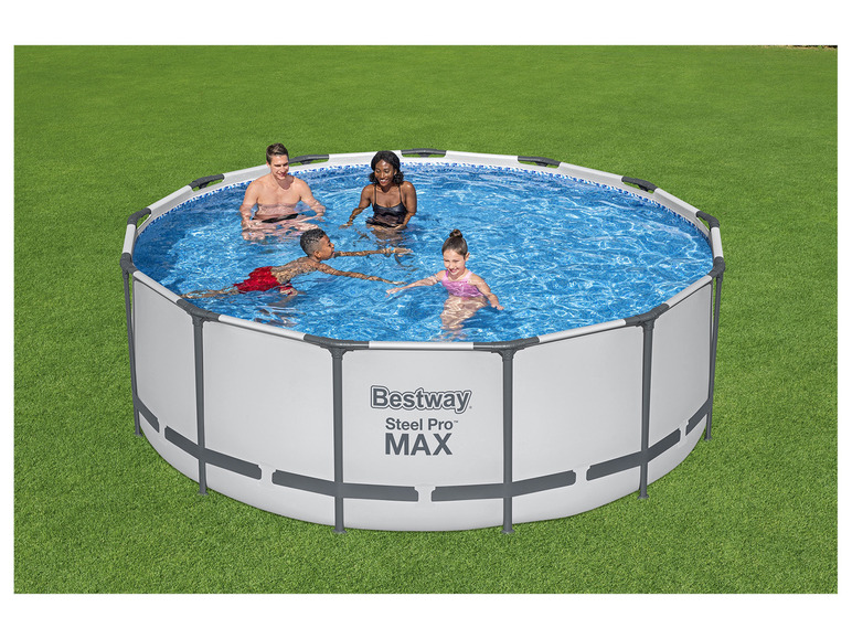 Piscine Bestway Steel Pro MAX avec quatre personnes