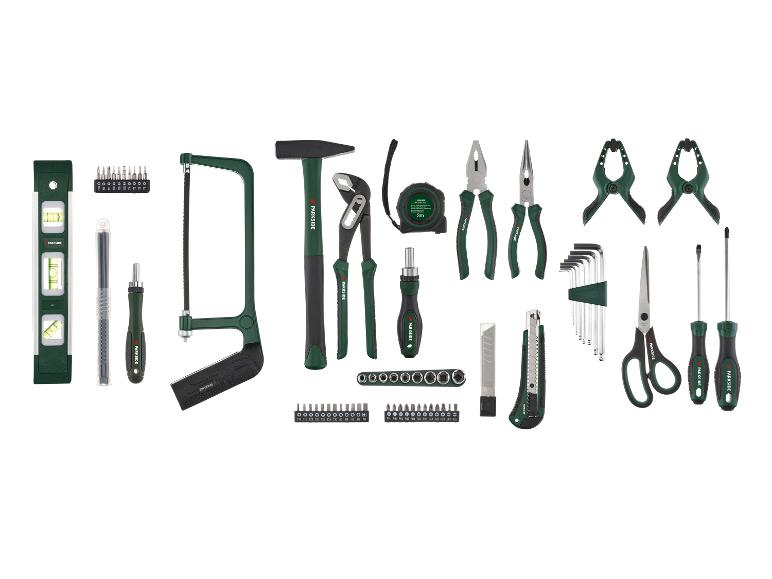 Assortiment d'outils à main verts et noirs, comprenant marteau, pinces, tournevis, niveau à bulle et clés.
