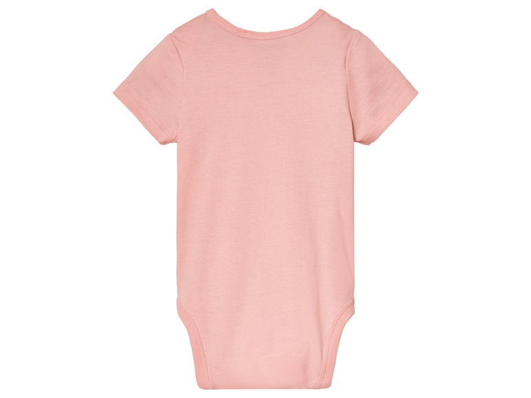 Un body bébé rose à manches courtes.