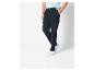 Un homme portant un pantalon cargo bleu et des baskets blanches.