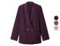 Blazer violet foncé avec boutons marron et palette de couleurs assortie.