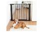 Barrière de sécurité noire pour animaux avec un chien marron et blanc allongé sur le sol.