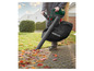 Une personne utilise un souffleur à feuilles Parkside pour ramasser les feuilles.
