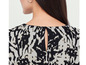 Le dos d'une robe à fleurs noires et blanches avec une fermeture boutonnée.