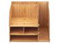 Organisateur de bureau en bois avec plusieurs compartiments et étagères de rangement.
