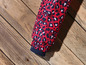 Une veste rouge à imprimé léopard avec une doublure bleue.