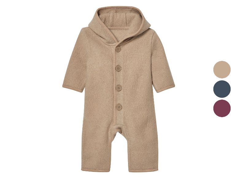 Combinaison bébé beige à capuche et boutons.