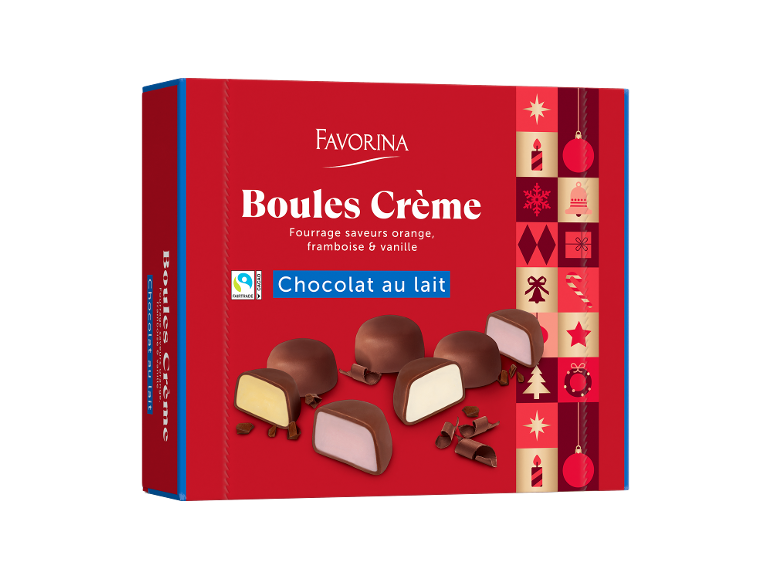 Chocolat au lait avec des boules de crème aux saveurs orange, framboise et vanille, décorations de Noël.