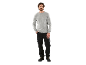 Homme portant un t-shirt gris à manches longues et un pantalon de travail noir.