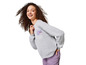 Une femme portant un sweat-shirt gris avec un motif de Donald Duck et un pantalon violet.