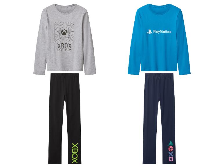 Deux pyjamas à manches longues pour enfants: un gris avec le logo Xbox et un bleu avec le logo PlayStation.