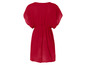 Une robe rouge courte à manches courtes.